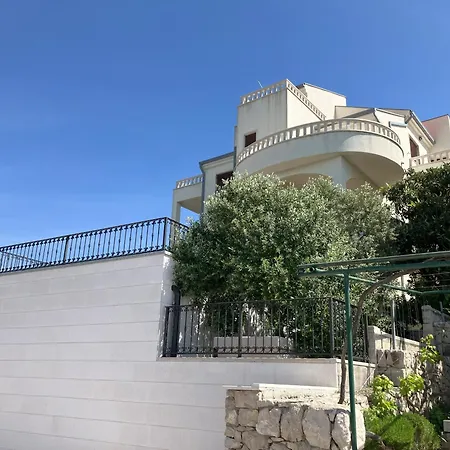 Δωμάτια σε οικογενειακή κατοικία Ella *